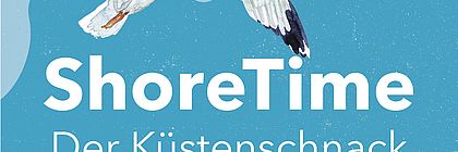 Cover Podcast ShoreTime - Der Küstenschnack mit einer Möwe vor blauem Hintergrund - zum Artikel 'Erstmals Podcast-Serie für das Reiseland Schleswig-Holstein: „ShoreTime – der Küstenschnack“ startet mit Polarforscher Arved Fuchs'