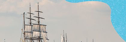 Cover vom Podcast ShoreTime - Der Küstenschnack mit einem Segelschiff. Folge 42: Kieler Woche.  - zum Artikel 'Maritimes Mega-Event im echten Norden: Die Kieler Woche'