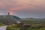 Du kan se strandpromenaden på Amrum, som fører fra Vogelkoje til det lille fyrtårn Quermarkenfeuer. Strandpromenaden er en af de mest populære vandrestier på Amrum. Den fører gennem et klitlandskab med Quermarkenfeuer-fyrtårnet synligt i det fjerne.