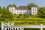 Das Schloss auf Gut Panker mit seinem Barockgarten im Sonnenschein bildet den Hintergrund des Podcast-Covers. 