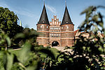 Lübecker Holstentor bei blauem Himmel. 