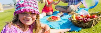 Eine Familie genießt ein Picknick am Grünstrand vom Nordseeheilbad Büsum. - zum Artikel 'Prächtige Picknickplätze in Schleswig-Holstein'