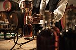 Aftapning af rom hos Rumhaus Johannsen i Flensborg. Romhuset er en af de traditionelle virksomheder ved Flensborg Fjord.