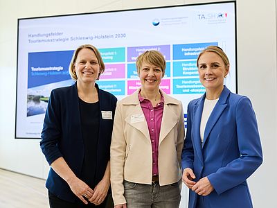 v.li. Manon Krüger, Britta Franke und Staatssekretärin Julia Carstens