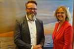 Wirtschaftsminister Claus Ruhe Madsen und TA.SH-Geschäftsführerin Dr. Bettina Bunge stehen nebeneinander und lächeln in die Kamera.