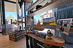 Maritime Souvenirs und Strandgut-Artikel in einer Tourist-Info.