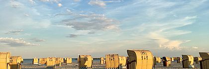 Ostseestrand auf Fehmarn mit Strandkörben bei sonnigem Wetter.  - zum Artikel 'Buchungslage im Schleswig-Holstein-Tourismus für Sommer und Ausblick auf den Herbst 2023'