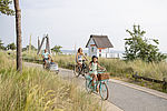 Eine Familie genießt einen sommerlichen Ausflug per Rad in Scharbeutz.