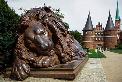 Die schlafende Löwen-Skulptur vor dem Holstentor Lübeck