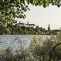 Großer Plöner See mit Schloss Plön im Hintergrund