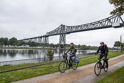 Radfahrer am NOK in Rendsburg unter der Hochbrücke