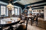 Historisk stemning i Hans-Momsen-Haus i Fahretoft ved Dagebüll ved Nordsøen: I lokalerne i det kulturhistoriske mindesmærke kan du få kaffe og kager, og hvis du har lyst, kan du læse om den universelt lærde Momsen og selve husets historie.